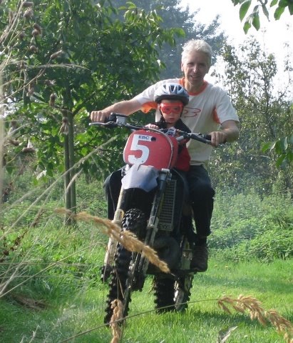 Jop als kind op zijn eerste crossmotor, met hulp achterop
