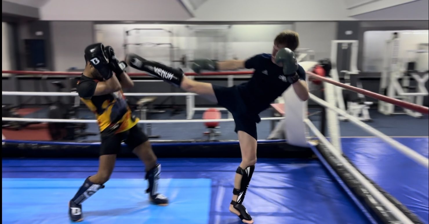 Jop tijdens een kickbokstraining in de ring