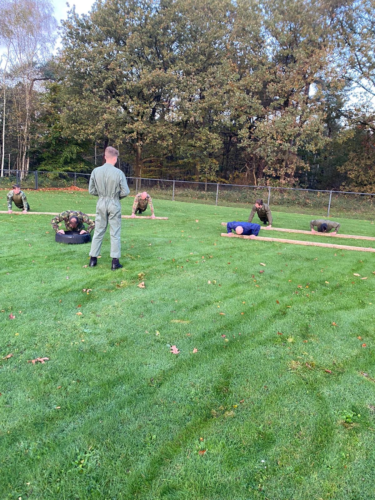 Jop geeft training op het veld tijdens zijn stage bij Defensie
